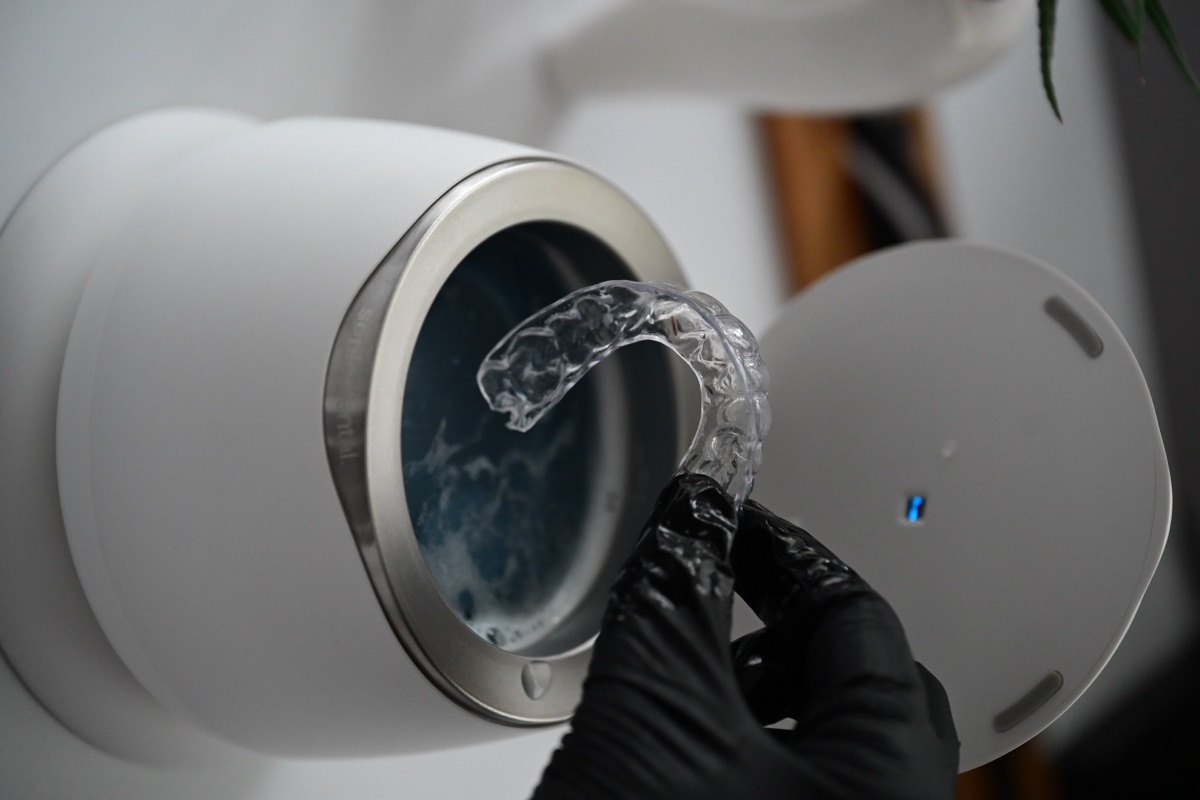 SonicDental aligner and retainer cleaner